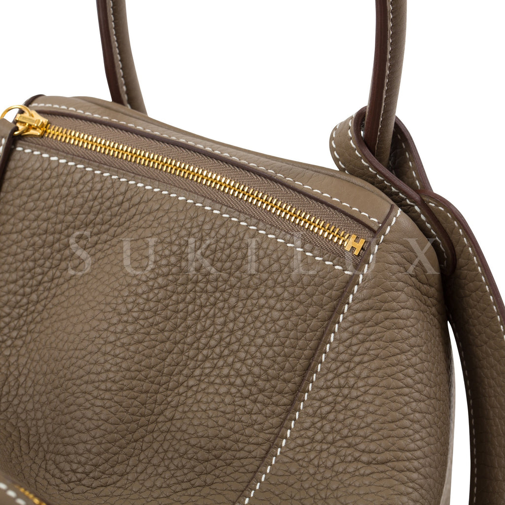 HERMÈS Lindy 26 shoulder bag in Etoupe Clemence leather with Gold